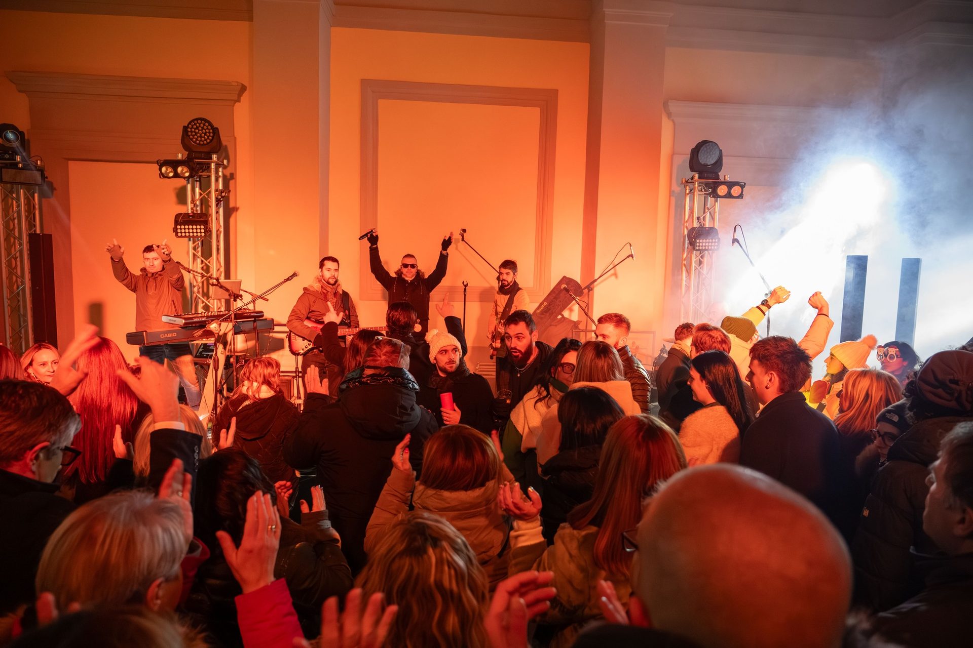 Concerto Ellemono con pubblico partecipe per festa di piazza
